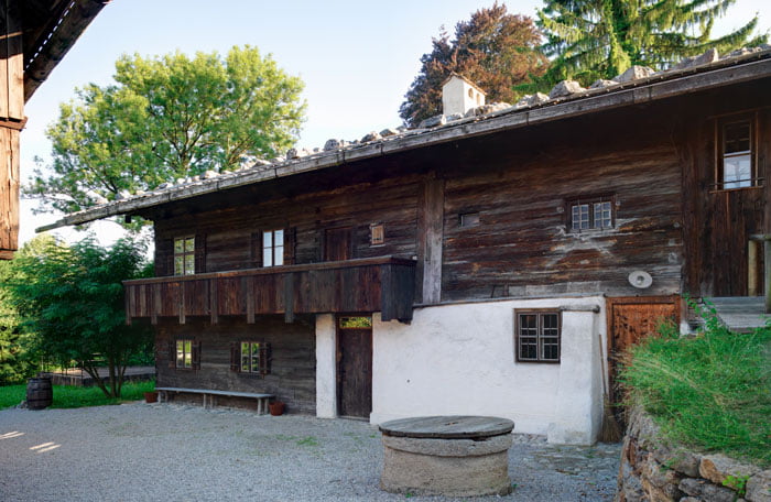altes holzhaus von aussen