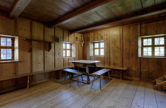 alter wohnraum aus holz im museum