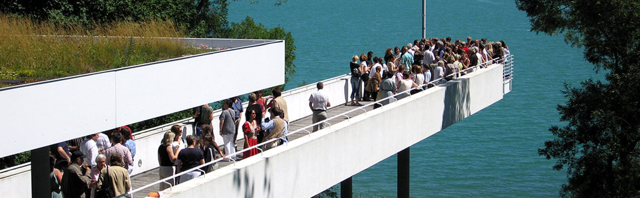 Steg mit vielen Menschen